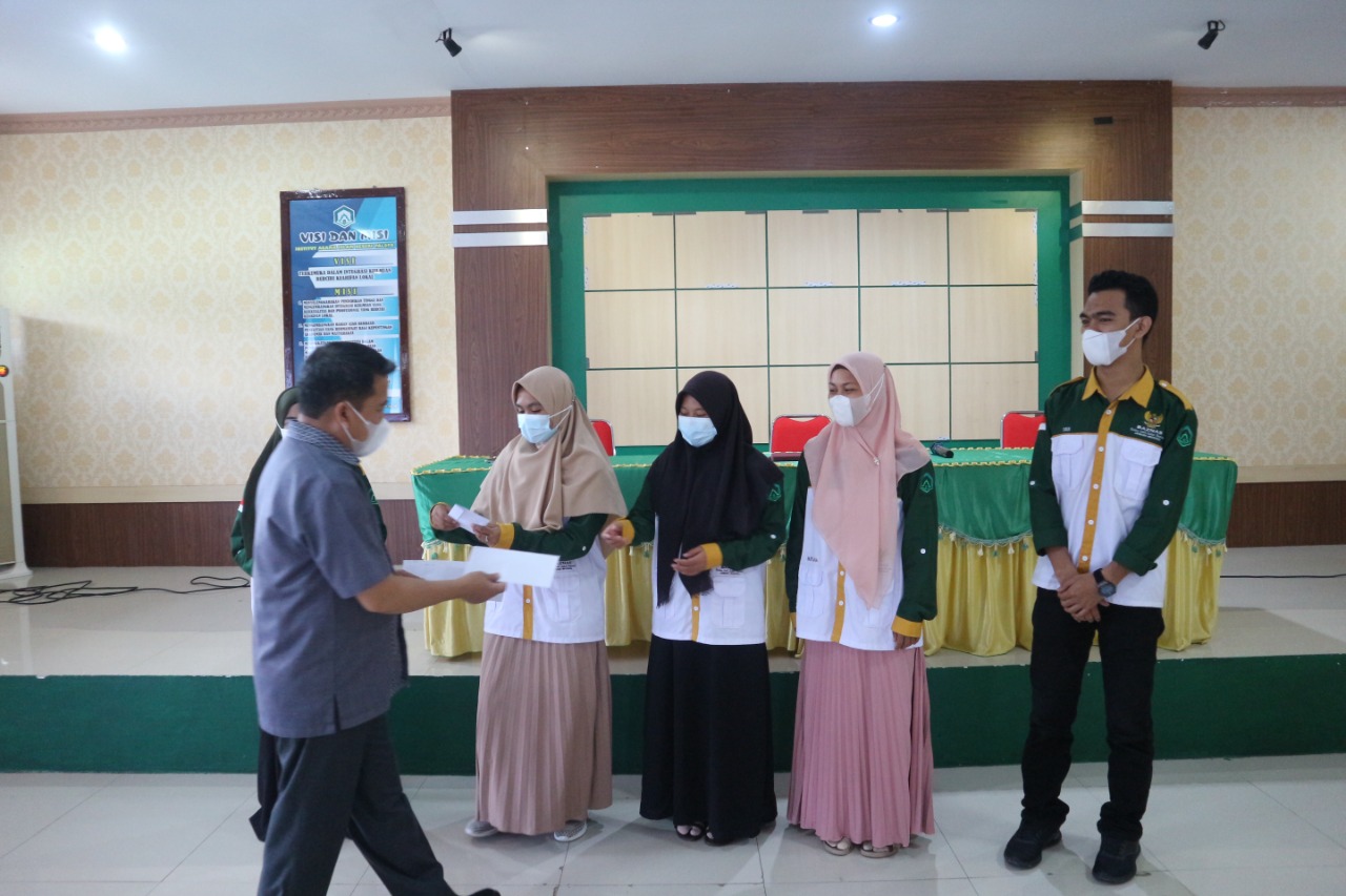 Rektor IAIN Palopo Serahkan Beasiswa Baznas: Jadilah Mahasiswa Menginspiratif