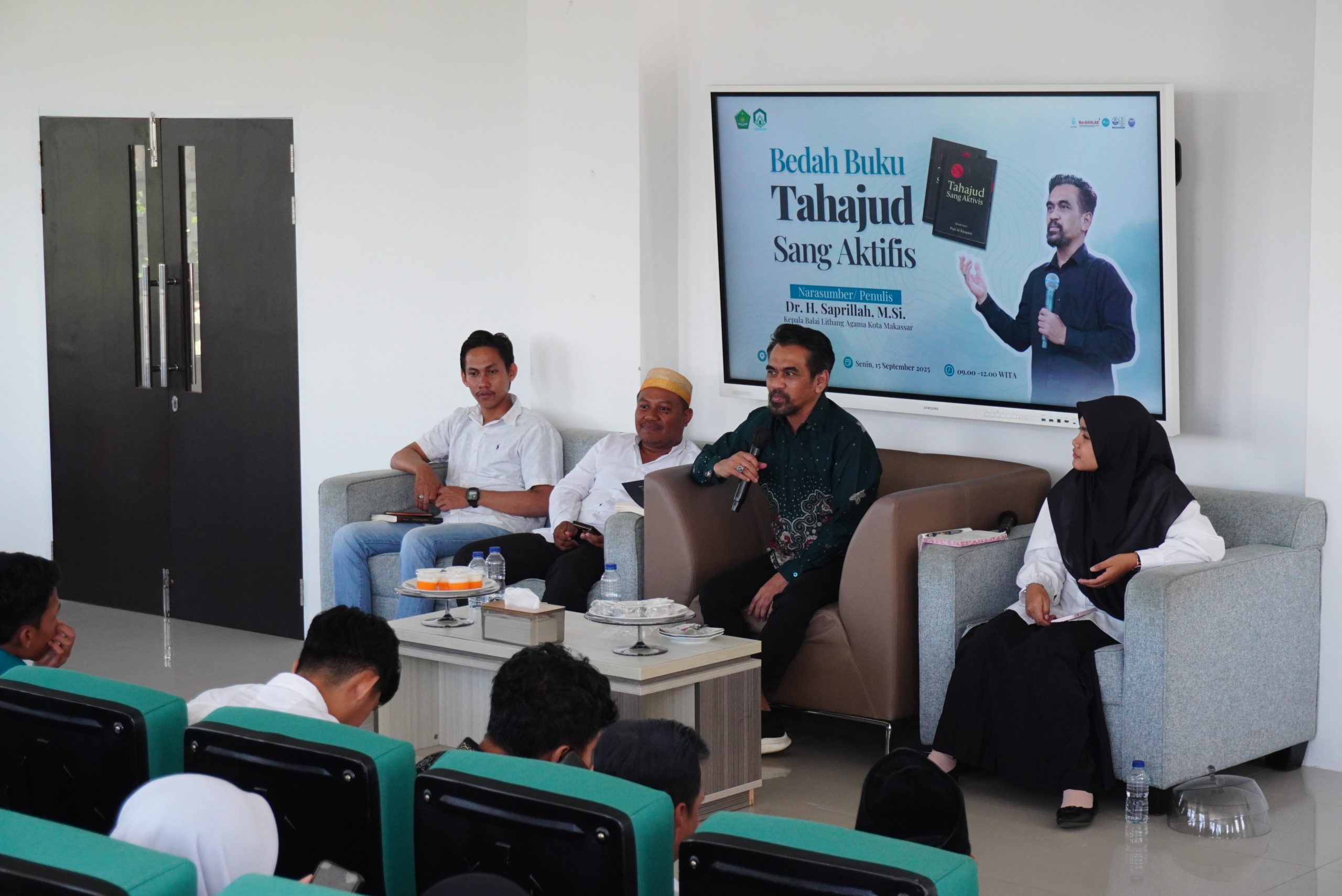 Buku Tahajud Sang Aktivis Karya Kepala Balitbang Agama Makassar Dibedah di UIN Palopo
