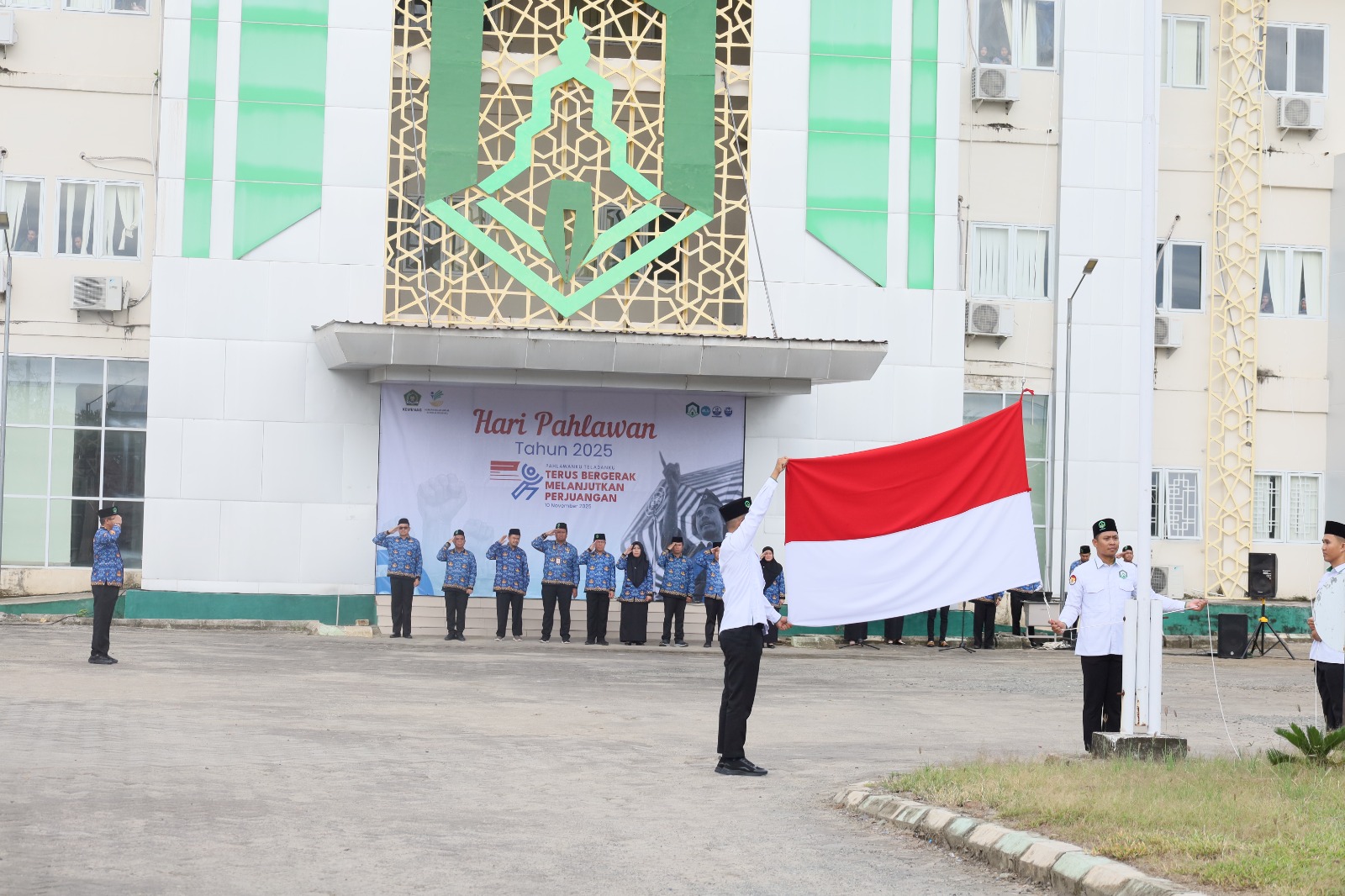 Hari Pahlawan Nasional 2025, UIN Palopo Gelar Upacara Bendera Hingga Dondar