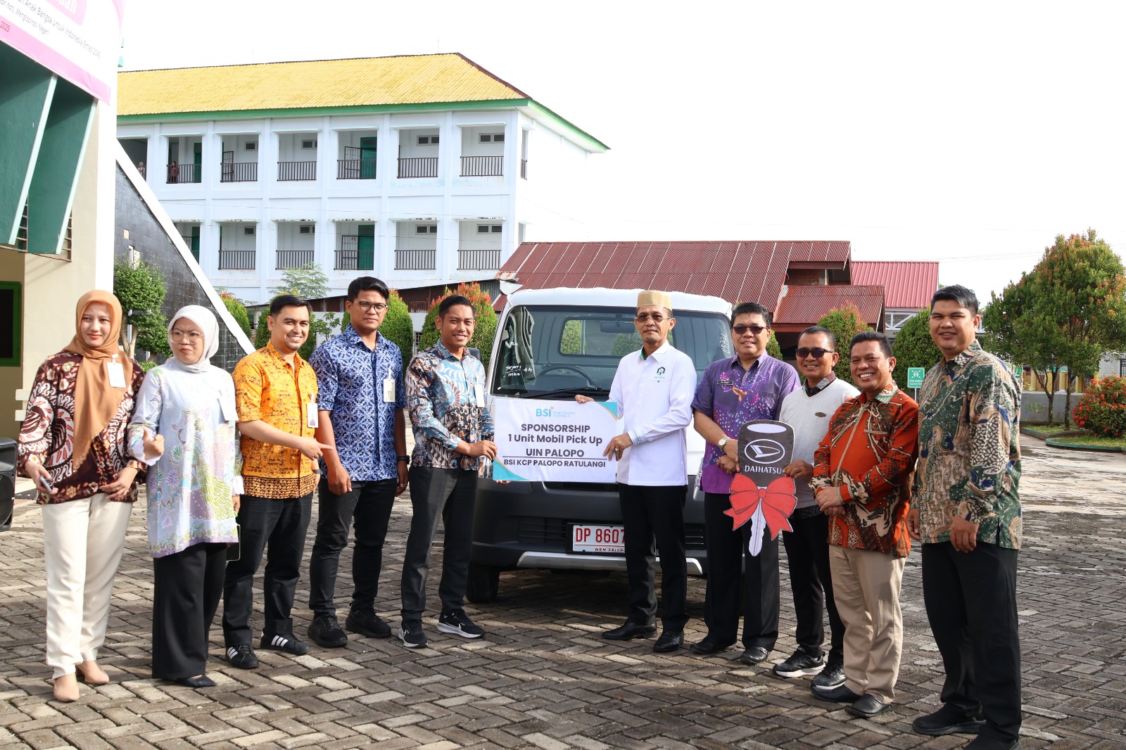 Kolaborasi Strategis: BSI Serahkan Mobil Pick Up untuk Penguatan Layanan di UIN Palopo