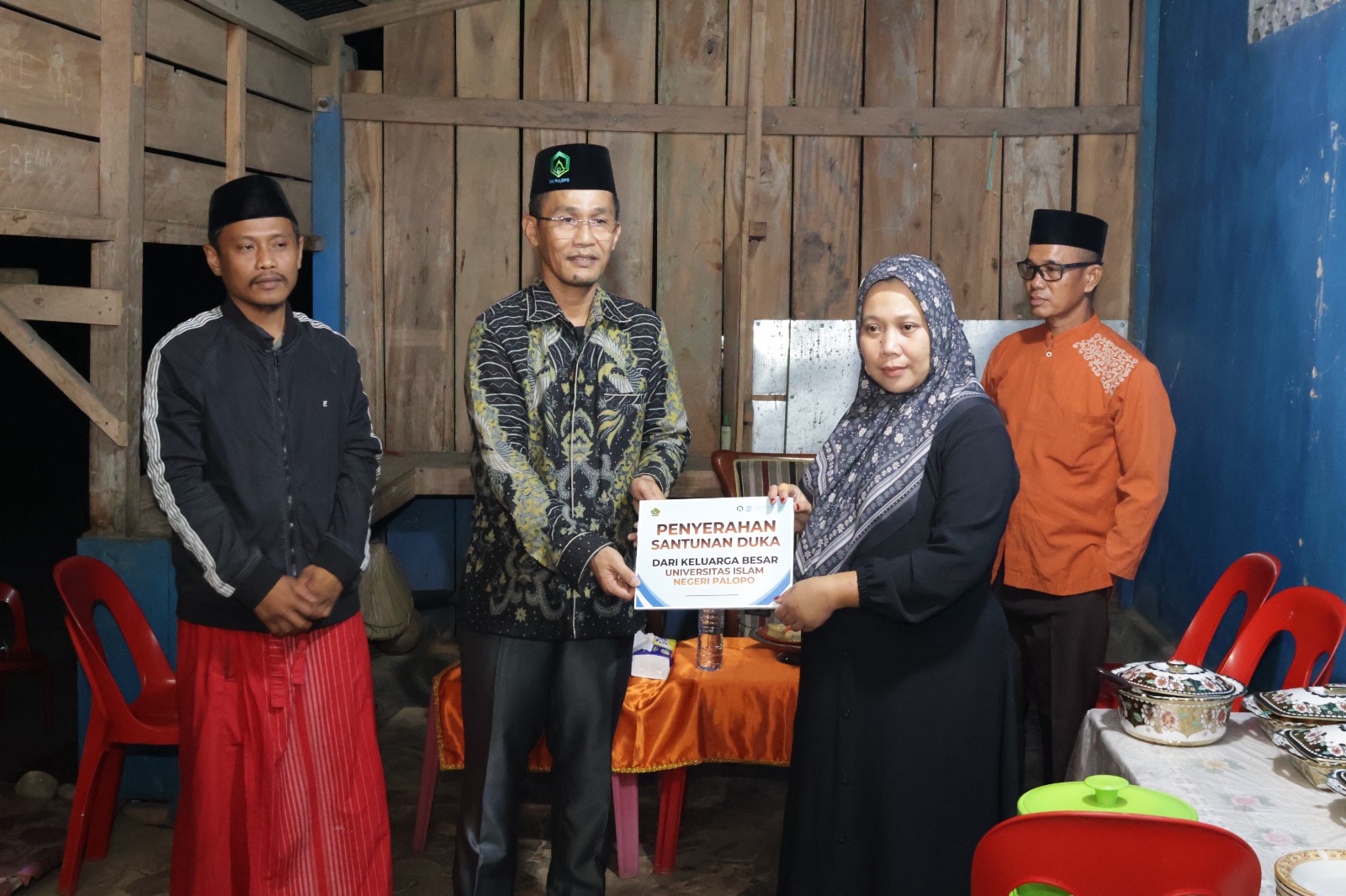 Kepedulian Sivitas Akademika, UIN Palopo Serahkan Santunan Duka untuk Keluarga Almarhum Mur Karyadi