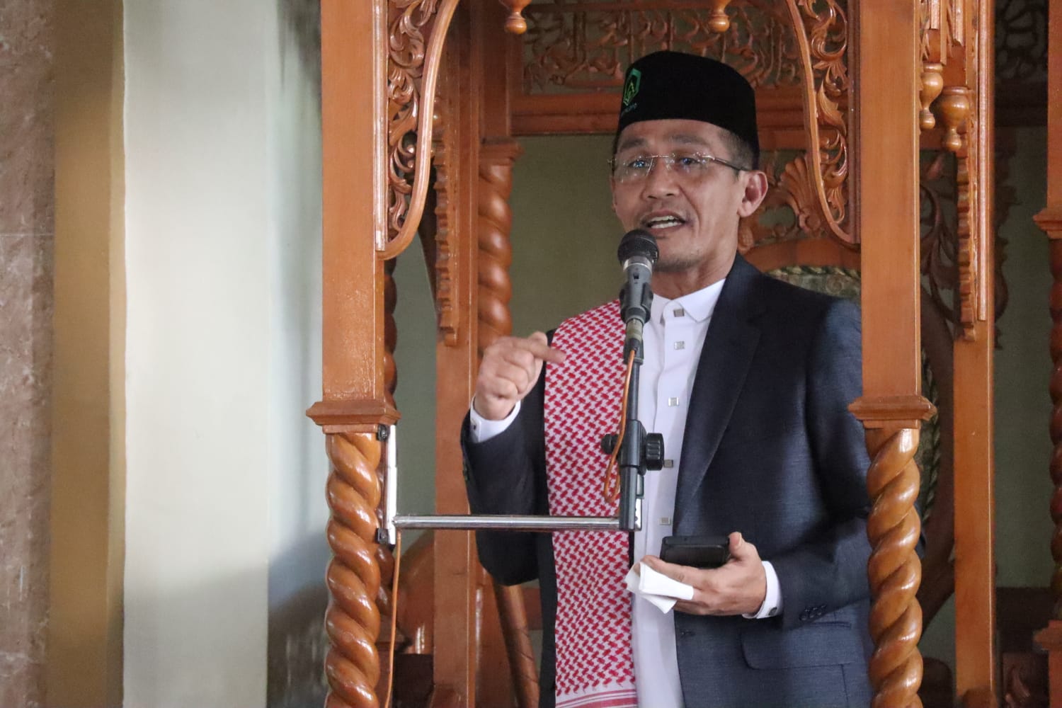 Khutbah Jumat Jelang Ramadan, Rektor UIN Palopo Bahas Tentang Silaturahim dan Ziarah Kubur