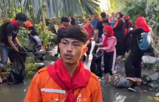 Aksi Nyata Hari Bumi, Mapala UIN Palopo Bersihkan Bantaran Sungai di Kecamatan Bara