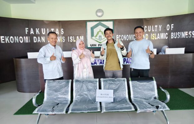Wujud Kepedulian Alumni, IKA FEBI UIN Palopo Serahkan Bantuan Kursi Tunggu ke Fakultas