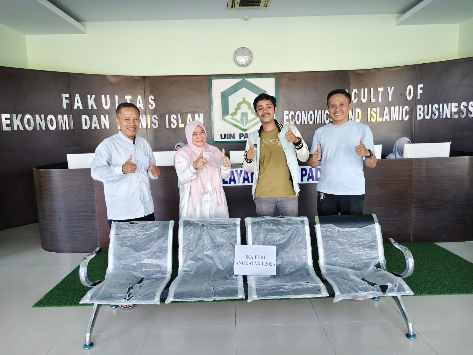 Wujud Kepedulian Alumni, IKA FEBI UIN Palopo Serahkan Bantuan Kursi Tunggu ke Fakultas