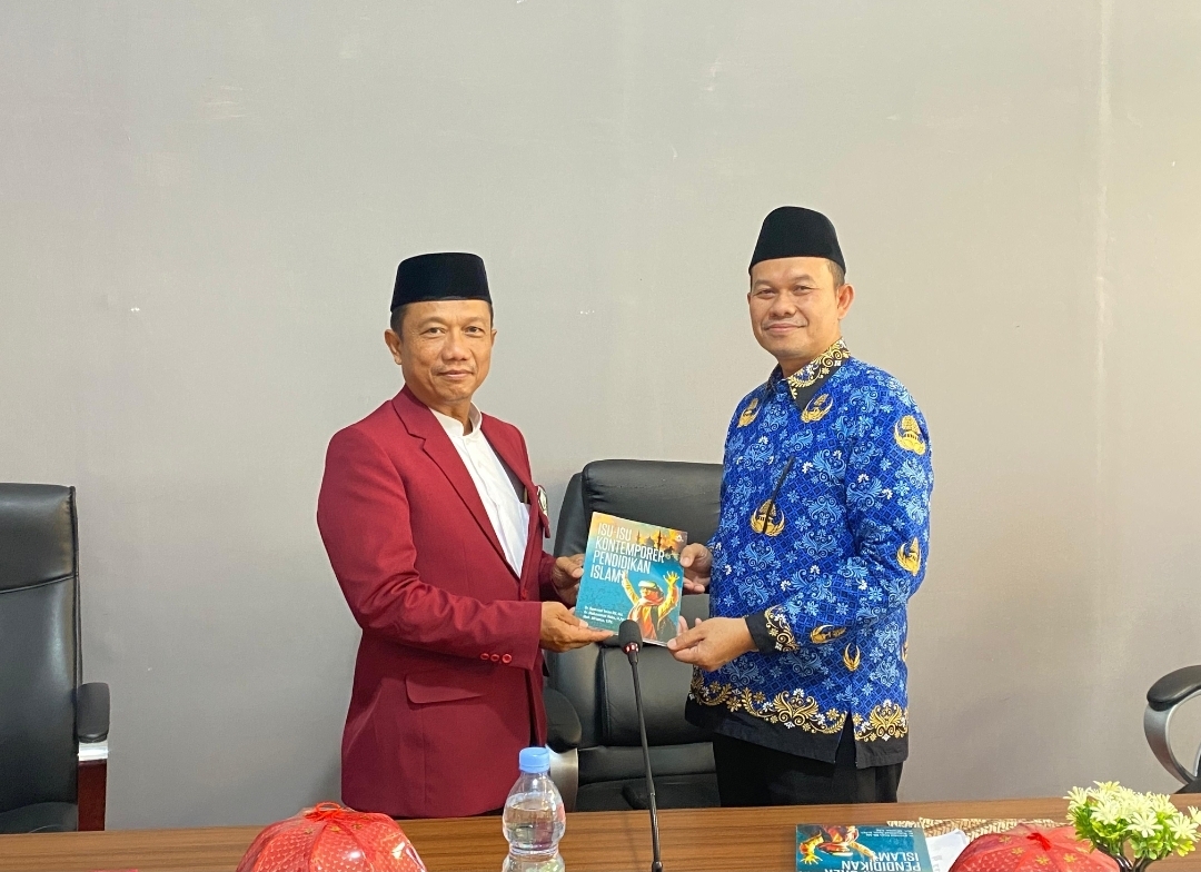 Menjawab Tantangan Era Digital, Dosen dan Mahasiswa Pascasarjana UIN Palopo Terbitkan Buku Isu Pendidikan Islam Kontemporer