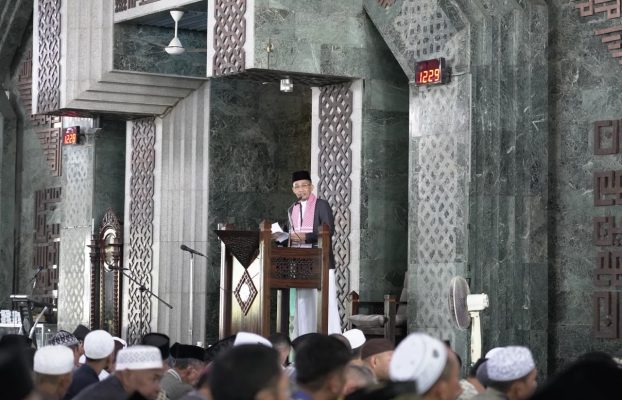 Khutbah Jumat di Al-Markaz Makassar, Rektor UIN Palopo Tekankan Peran Strategis Guru dalam Membangun Bangsa