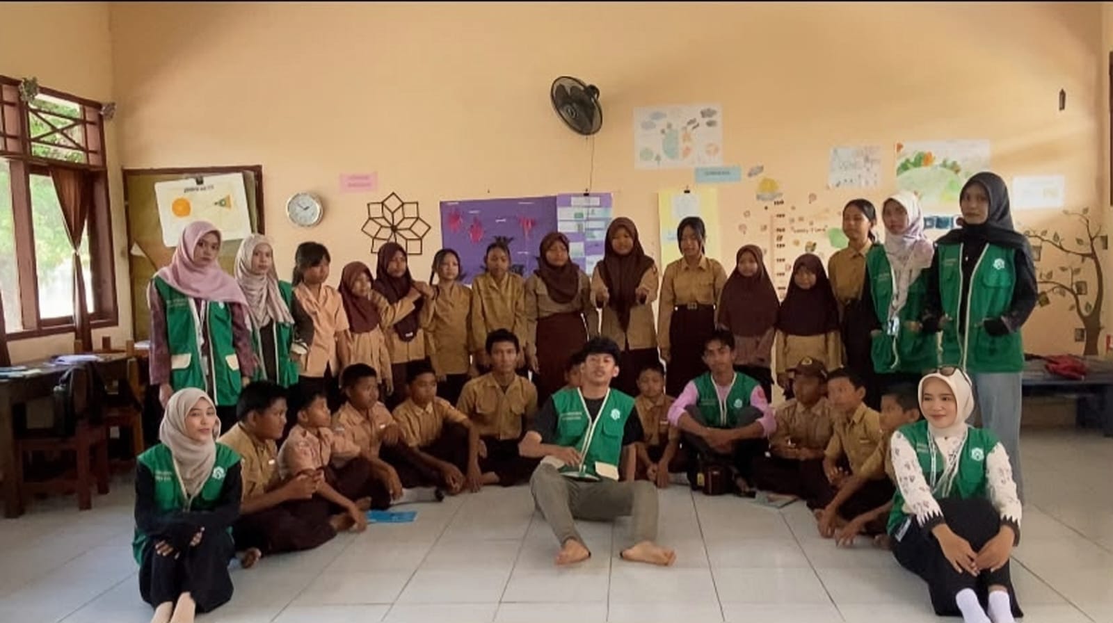 Mahasiswa KKN UIN Palopo Edukasi Siswa SDN 151 Kalaena Kiri Kelola Sampah Jadi Karya Kreatif