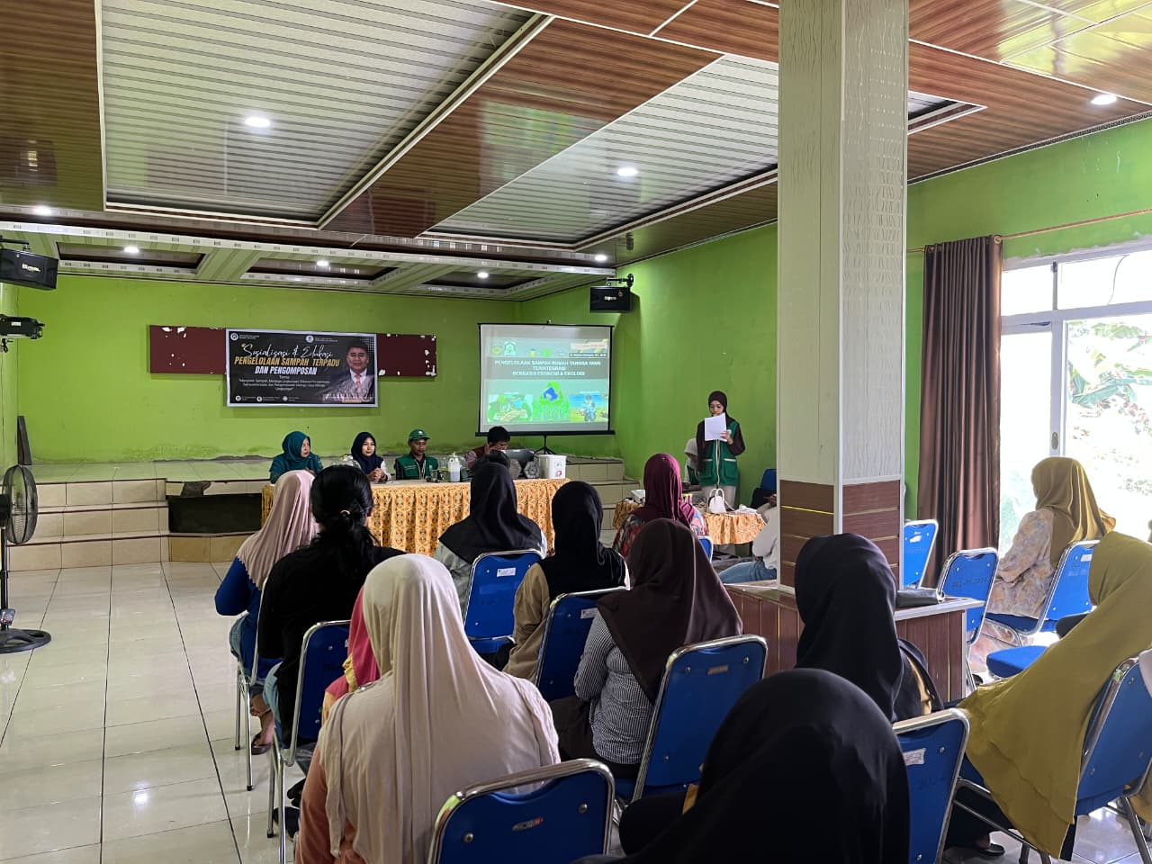 Kelola Sampah dari Rumah, KKN UIN Palopo Edukasi Masyarakat Desa Kalaena Kiri