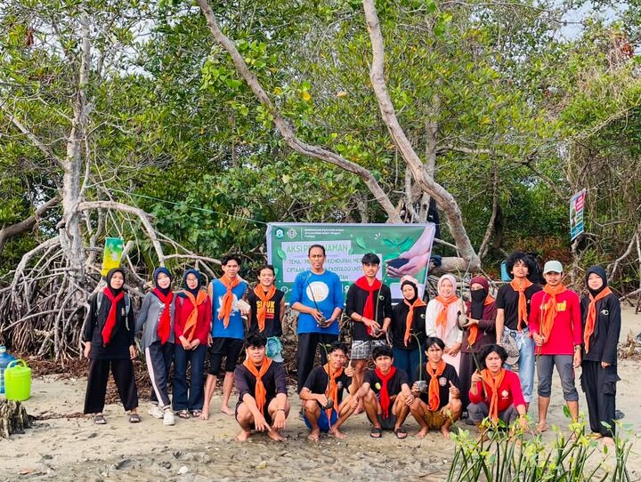Tanam Mangrove di Pantai Songka, Mapala UIN Palopo Gaungkan Gerakan Ekoteologi
