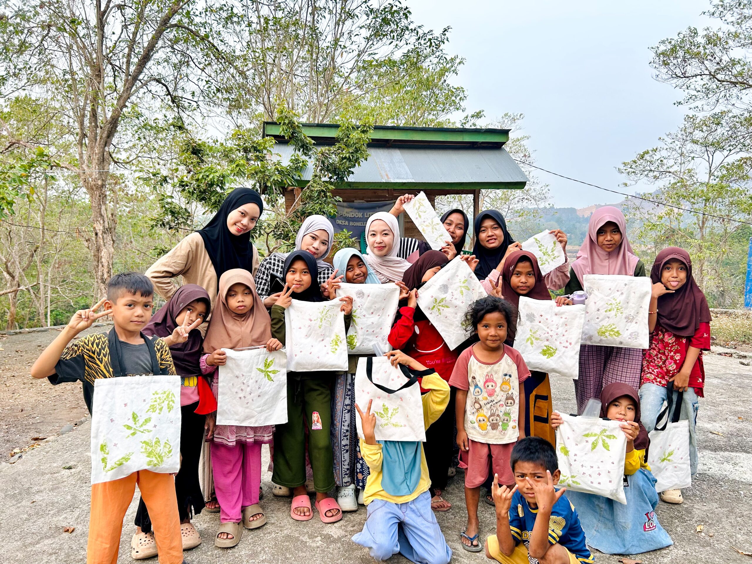 KKNT 09 UIN Palopo Ajak Anak Pondok Literasi Bonelemo Utara Berkreasi melalui Ecoprint