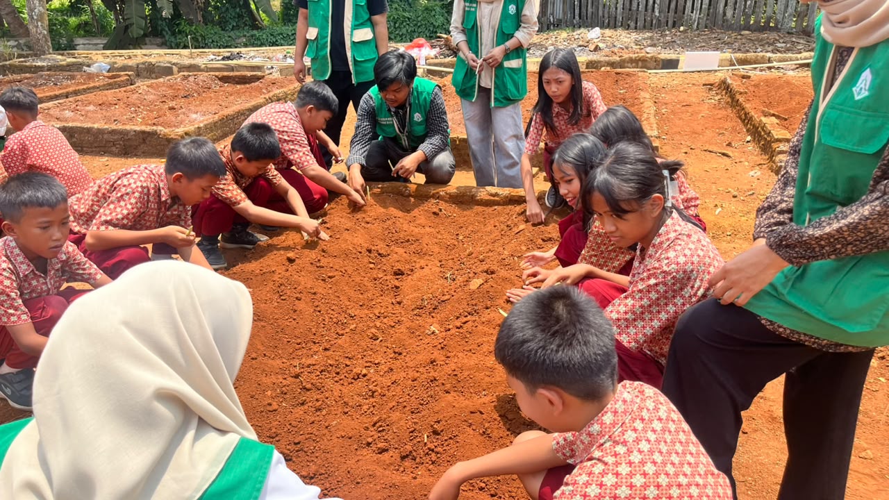 KKN-T Ekoteologi UIN Palopo Dorong Siswa SDN 270 Matompi Kenal dan Manfaatkan TOGA