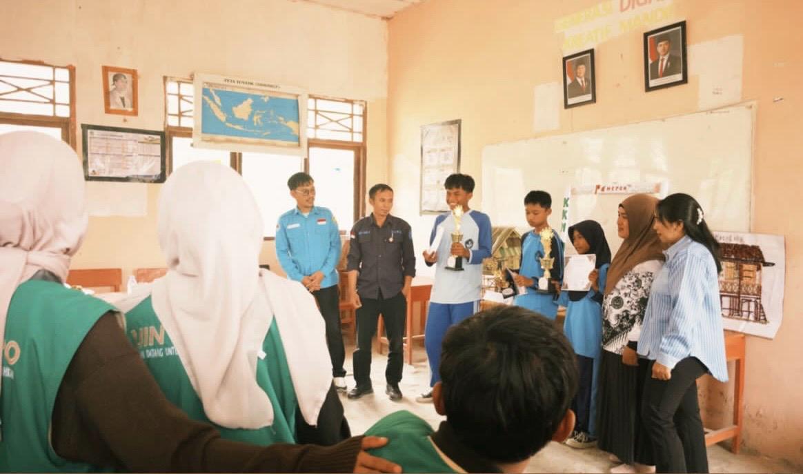 KKN UIN Palopo Dampingi Siswa SMPN 1 Rongkong Kembangkan Kerajinan Budaya Lokal