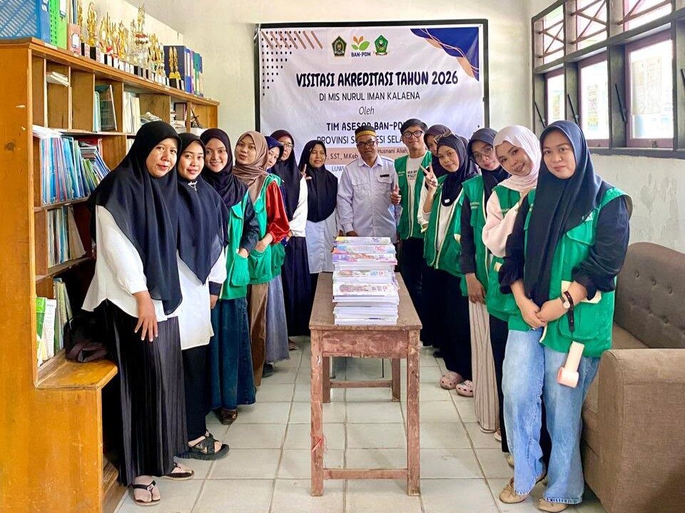 Dorong Minat Baca Siswa, Mahasiswa KKN UIN Palopo Tambah Koleksi Buku Madrasah di Kalaena