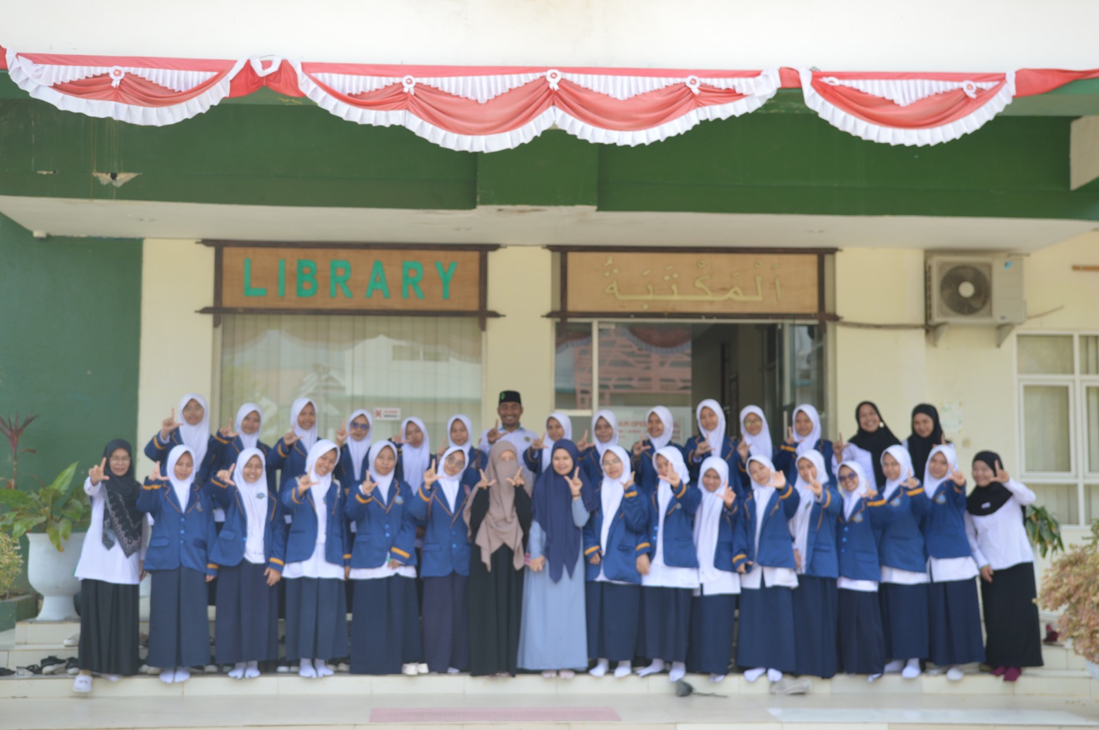 Belajar Literasi dan Hadis, 40 Siswi SMPIT Insan Madani Kunjungi UPA Perpustakaan UIN Palopo