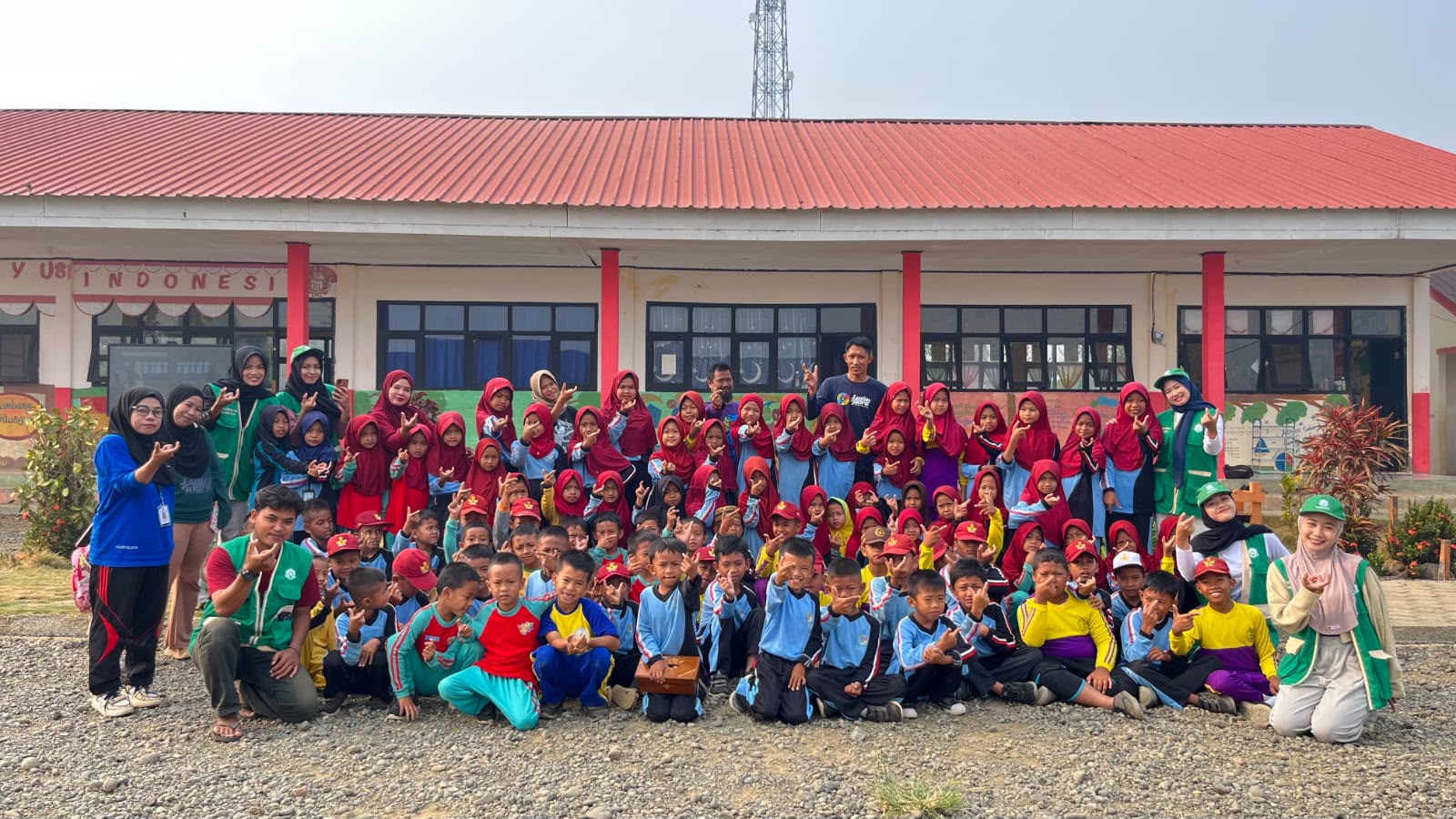 Jumat Berkah di Mahalona, Wujud Kolaborasi Mahasiswa KKN UIN Palopo dan Sekolah