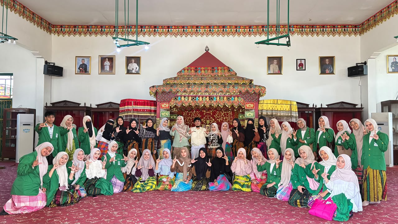 Kunjungi Istana Kedatuan Luwu, Mahasiswa PGMI UIN Palopo Dalami Kearifan Lokal